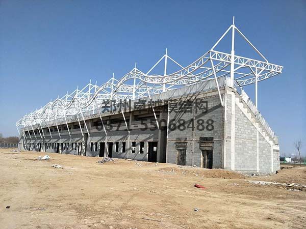 三門峽社會管理學院膜結(jié)構(gòu)看臺罩棚鋼構(gòu)背面照