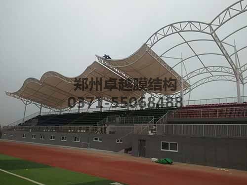 安裝膜結(jié)構(gòu)具有一定危險(xiǎn)性，需做好安全措施