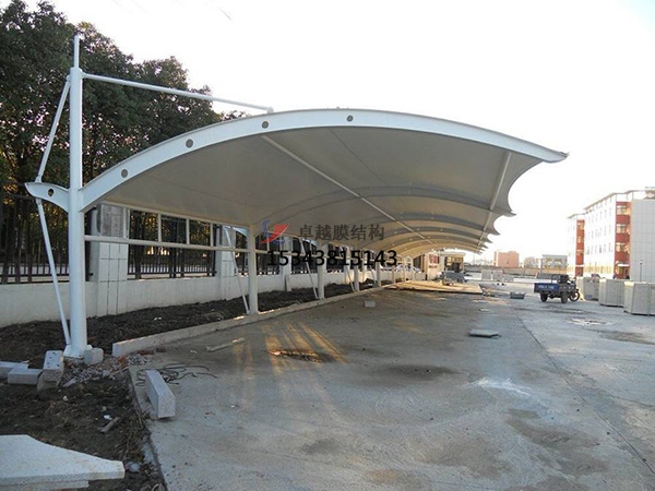 濮陽<font color='red'>膜結(jié)構(gòu)停車棚</font>【遮陽棚生產(chǎn)安裝】