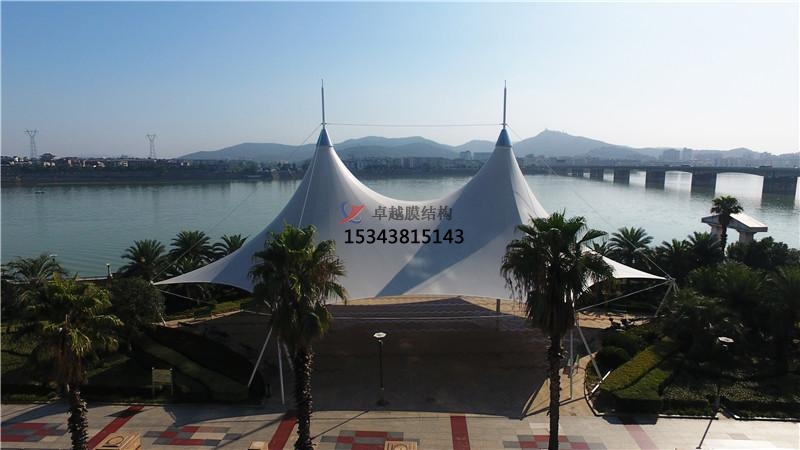 白銀景觀膜結(jié)構遮陽棚