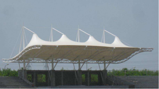  膜結(jié)構(gòu)施工中膜材是如何安裝的呢？