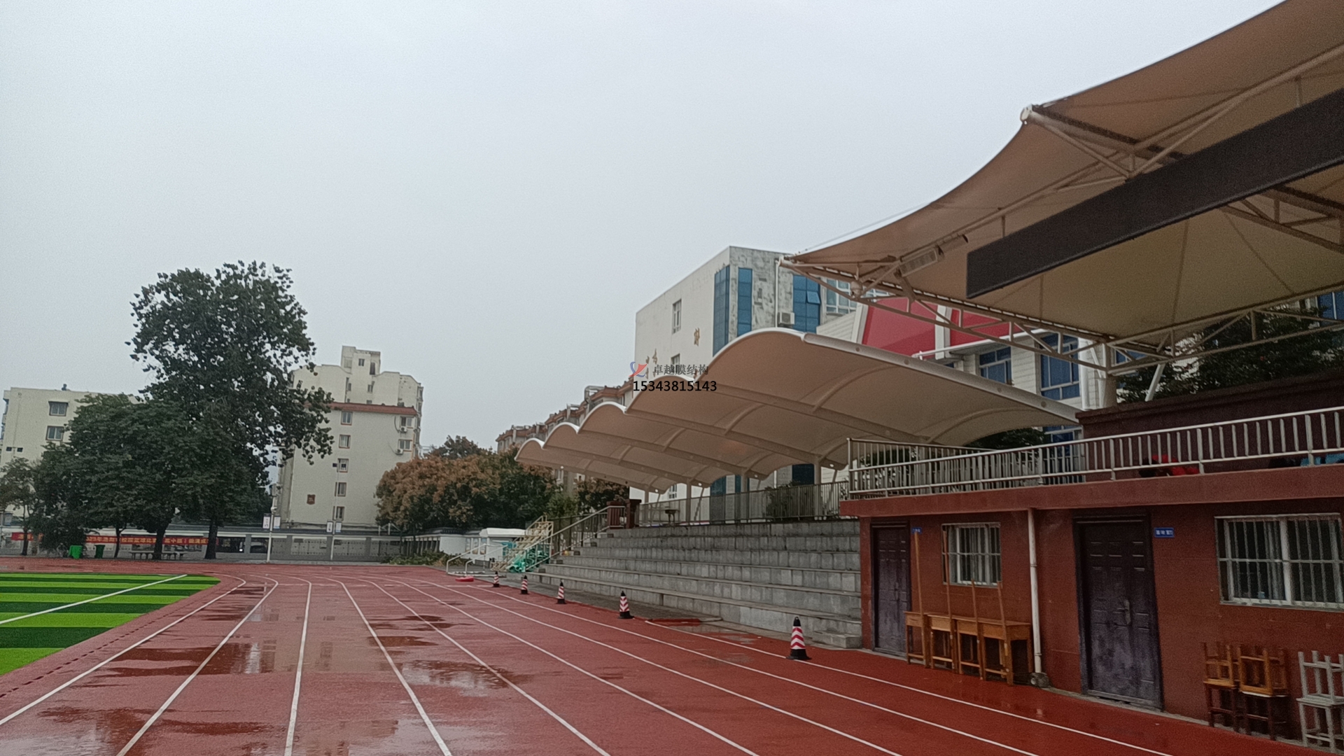 學(xué)校田徑場<font color='red'>膜結(jié)構(gòu)看臺</font>遮陽棚如何選擇材料？不同材料對其性能有何影響？