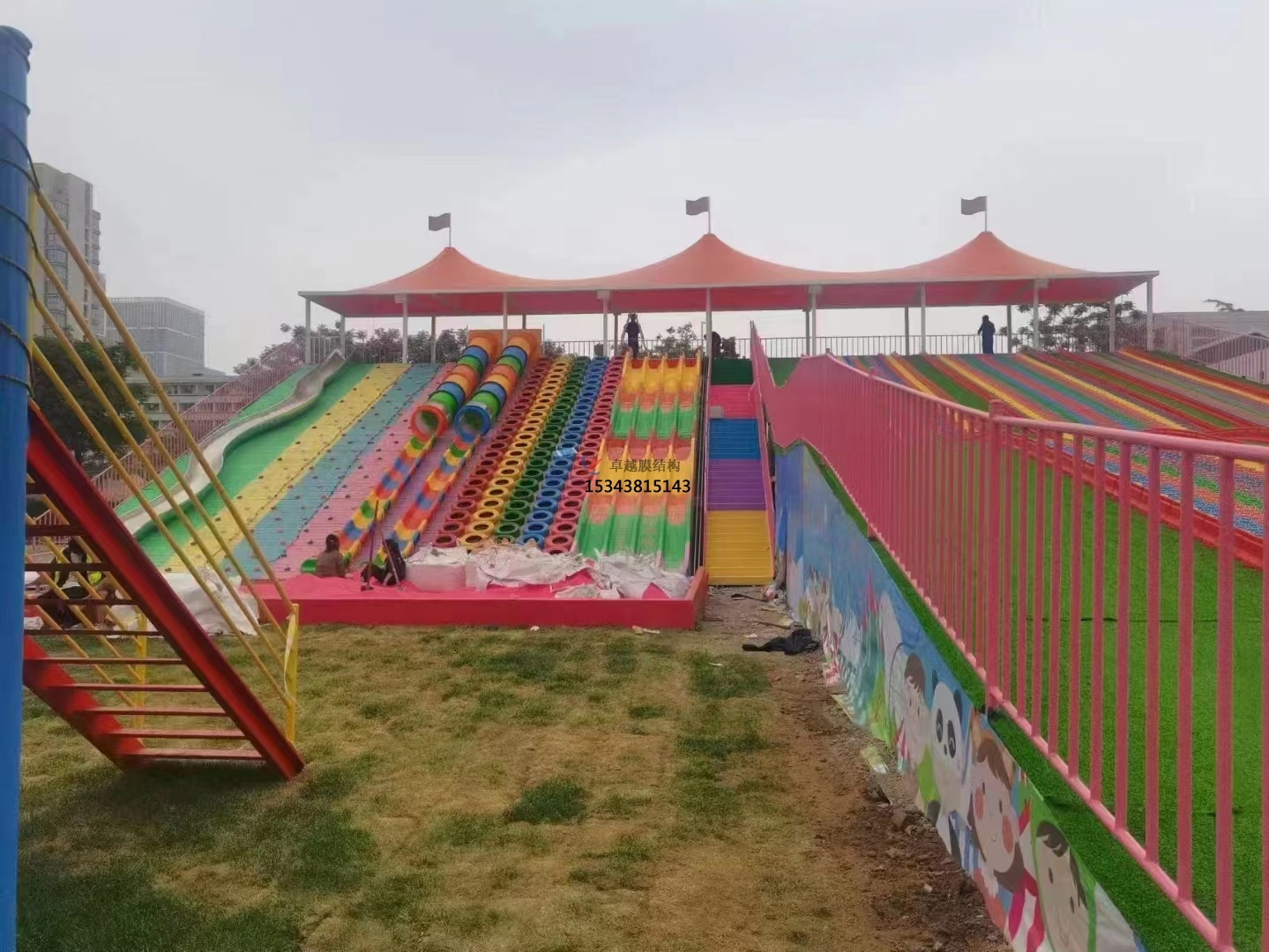 晉城彩虹滑道游樂(lè)設(shè)備紅色遮陽(yáng)棚結(jié)構(gòu)設(shè)計(jì)生產(chǎn)
